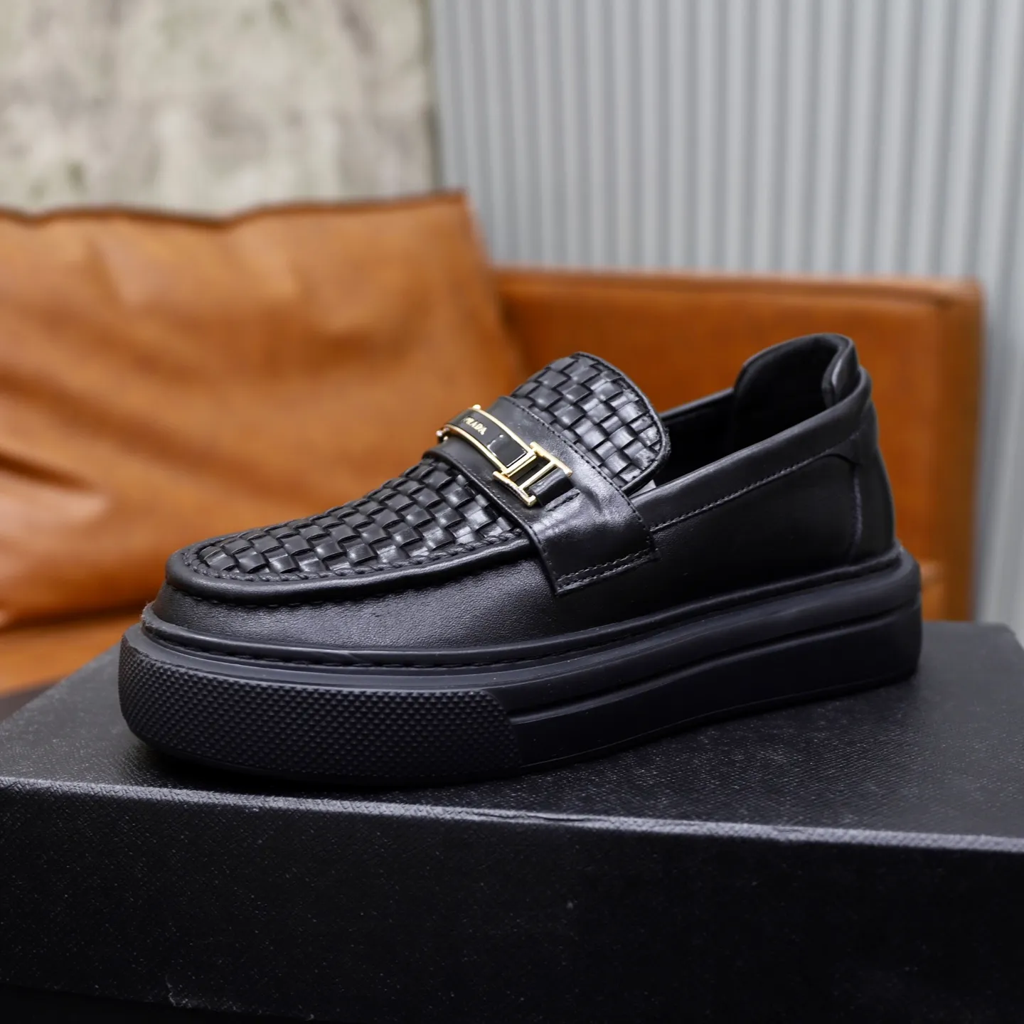 Ex-factory price: 500💰🙅‍♂️🙅‍♂️🙅‍♂️ Brand: PRADA Standard code: Men's code 38-44 (45 can be customized) Grade: Same style as the official website Original order quality Material: Original cowhide surface Comfortable lining Original outsole Style category: Men's fashionable casual leather shoes Distinguished big-name luxury elements Top luxury Color: Color of the actual picture